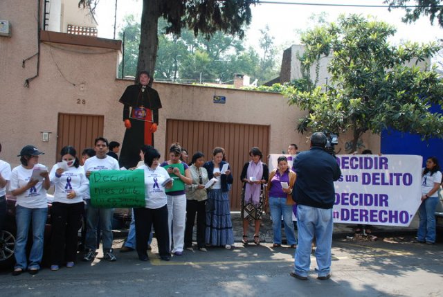 Manifestación en la sede de la Representación del Gobierno de Baja California Sur 08 abril 2010