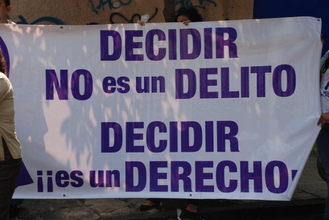 Manifestación en la sede de la Representación del Gobierno de Baja California Sur 08 abril 2010