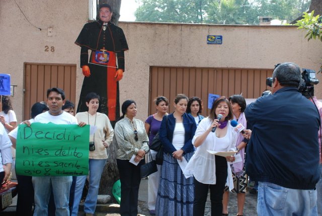 Manifestación en la sede de la Representación del Gobierno de Baja California Sur 08 abril 2010