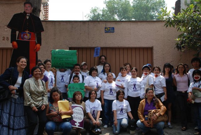 Manifestación en la sede de la Representación del Gobierno de Baja California Sur 08 abril 2010