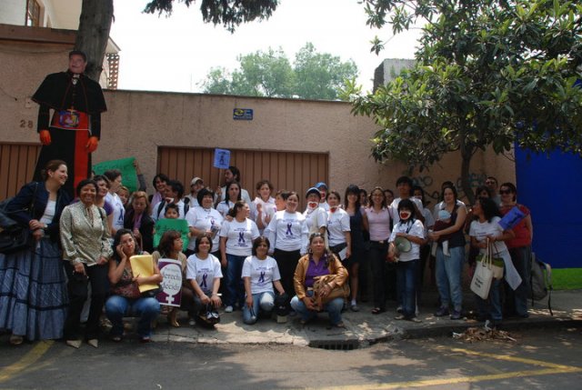 Manifestación en la sede de la Representación del Gobierno de Baja California Sur 08 abril 2010